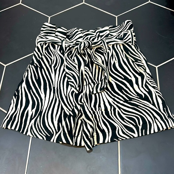 Joes Jeans Zebra Paperbag Shorts 26 - Picture 2 of 5